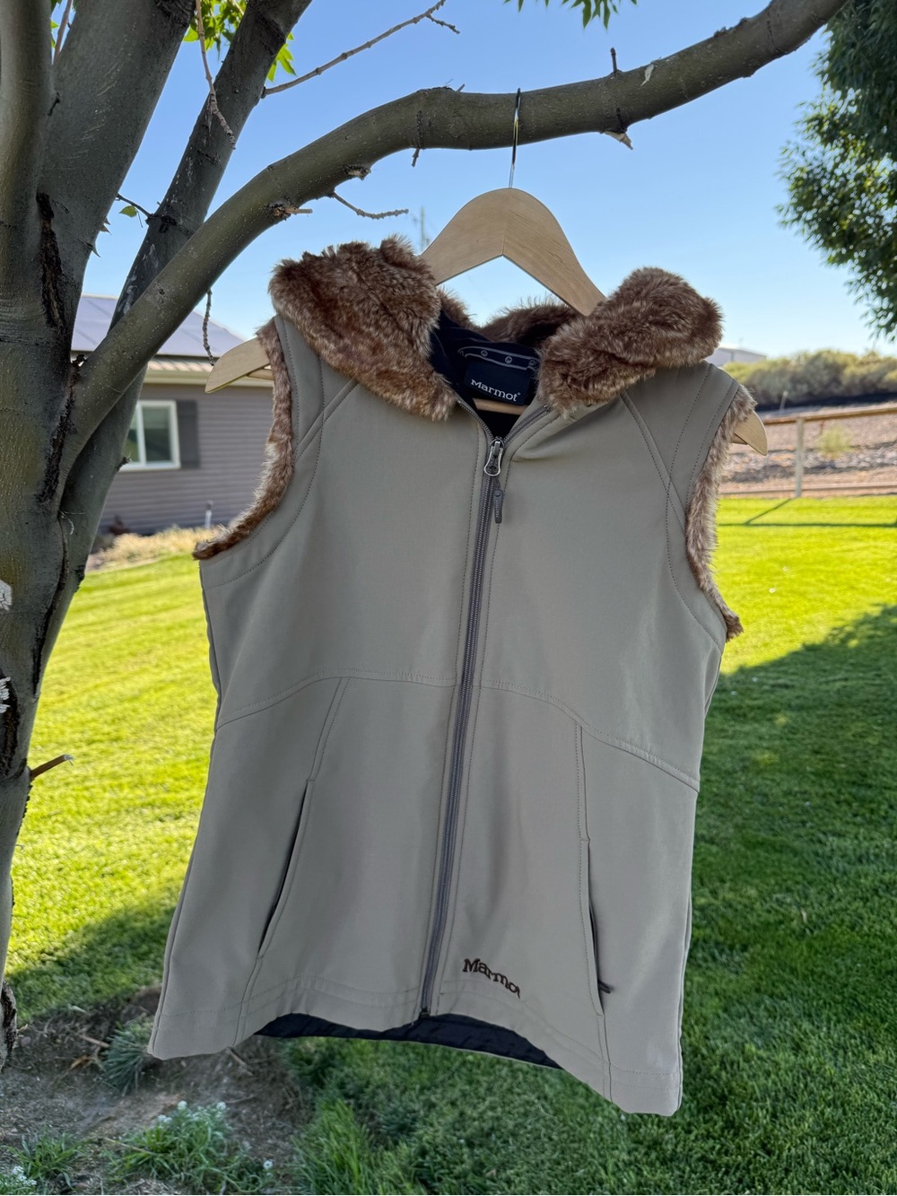 Marmot Women's Medium Vest Faux Fur Hood Pockets Wind & Water Resistant.